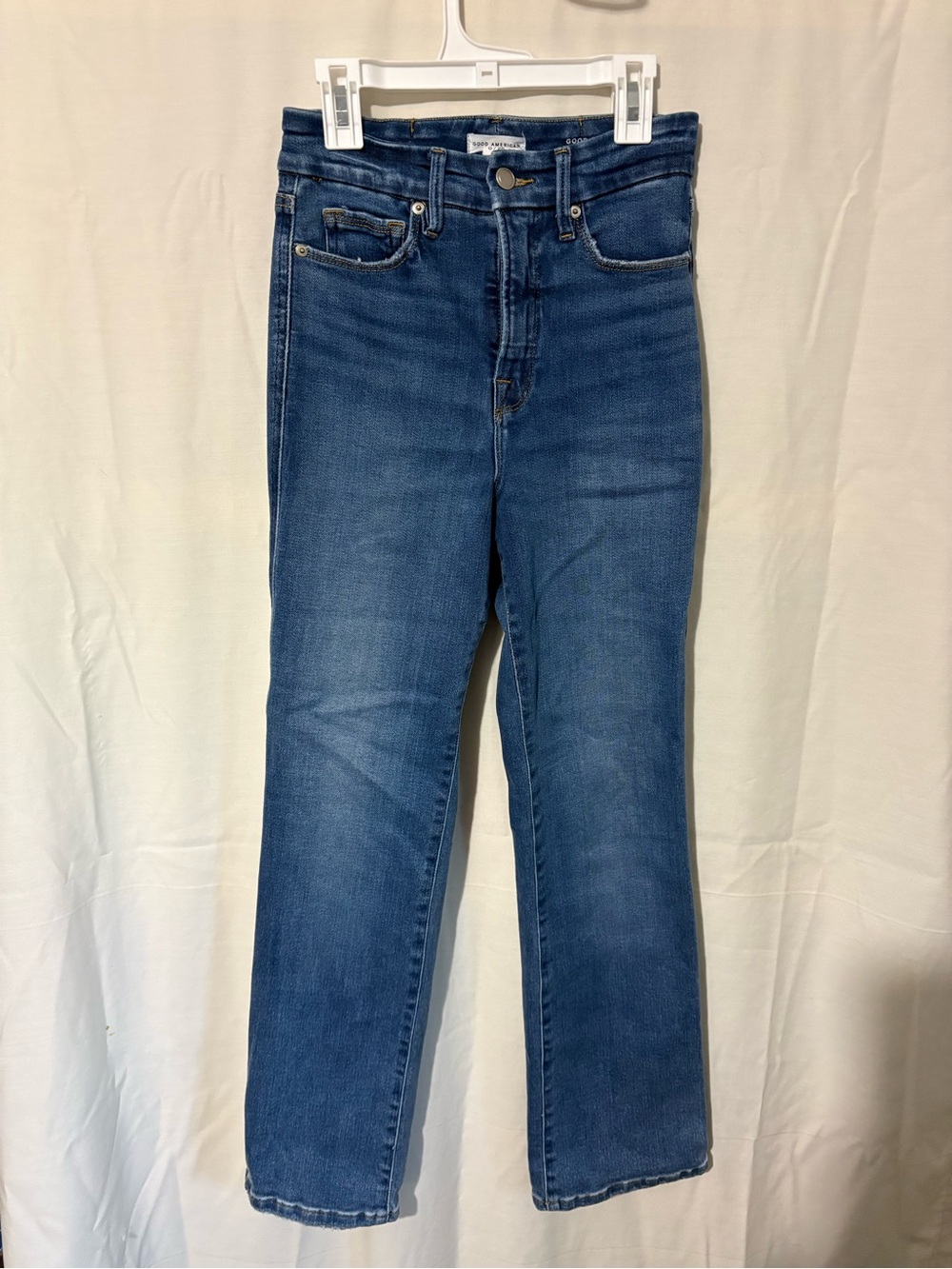 Good American Straight-Leg Jeans in Mid Blue